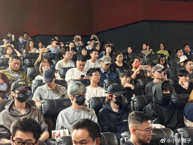 宋亚轩刘耀文张真源严浩翔现身《坚如磐石》首映礼