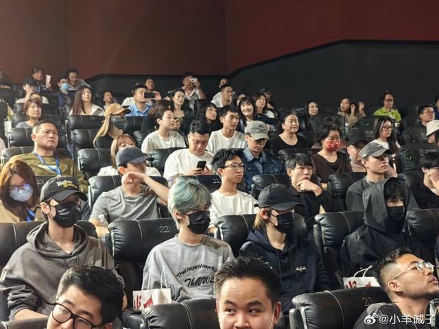 宋亚轩刘耀文张真源严浩翔现身《坚如磐石》首映礼