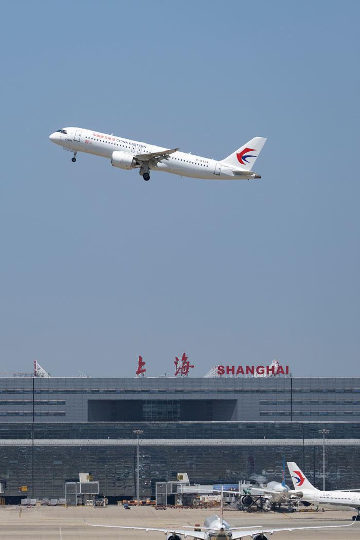 国产大飞机C919单笔最大订单落地：东航与商飞签署100架购机协议