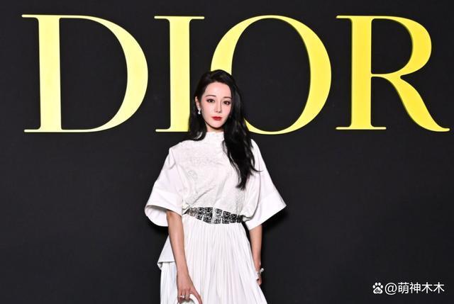 圈内人曝黄景瑜二婚,热巴邀请函称呼已经变成了夫人