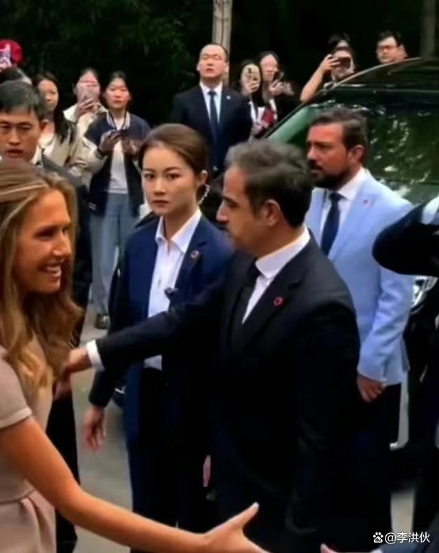 叙利亚夫人保镖走红，毕业名校撞脸赵丽颖，又美又飒成焦点