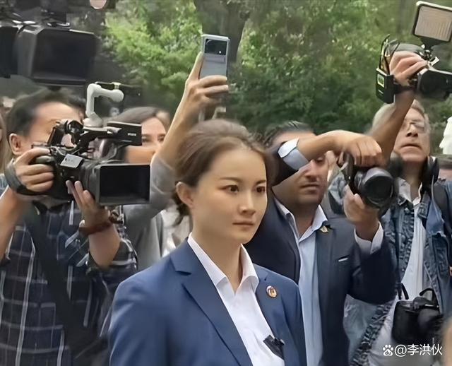 叙利亚夫人保镖走红，毕业名校撞脸赵丽颖，又美又飒成焦点