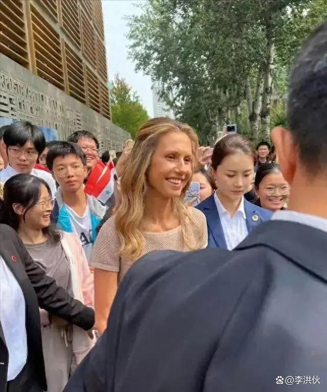 叙利亚夫人保镖走红，毕业名校撞脸赵丽颖，又美又飒成焦点