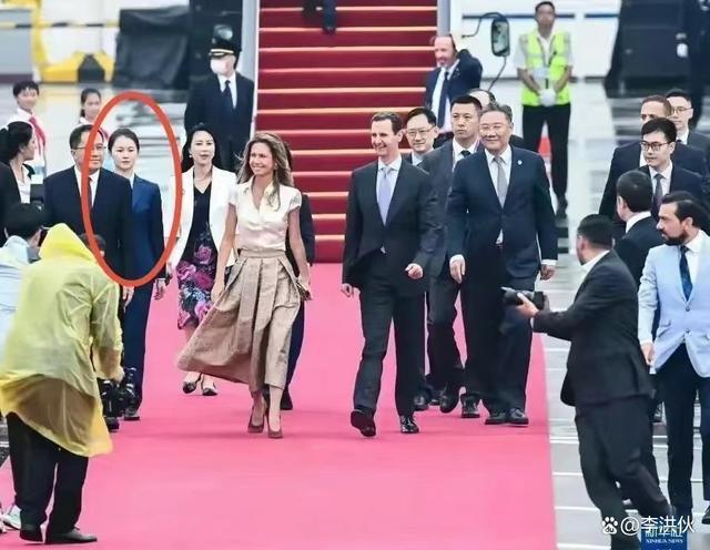 叙利亚夫人保镖走红，毕业名校撞脸赵丽颖，又美又飒成焦点