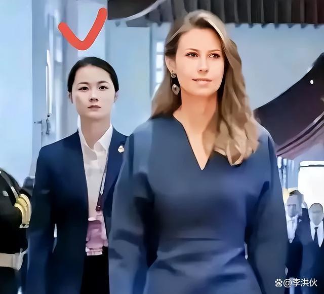 叙利亚夫人保镖走红，毕业名校撞脸赵丽颖，又美又飒成焦点