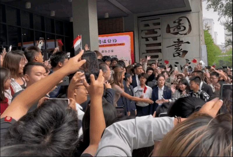 叙利亚夫人保镖走红，毕业名校撞脸赵丽颖，又美又飒成焦点