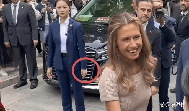叙利亚夫人保镖走红，毕业名校撞脸赵丽颖，又美又飒成焦点