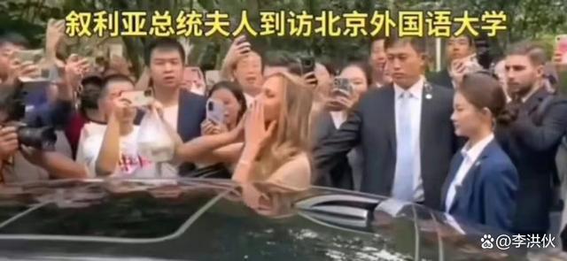 叙利亚夫人保镖走红，毕业名校撞脸赵丽颖，又美又飒成焦点