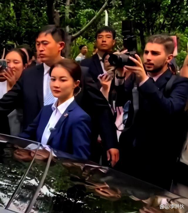 叙利亚夫人保镖走红，毕业名校撞脸赵丽颖，又美又飒成焦点