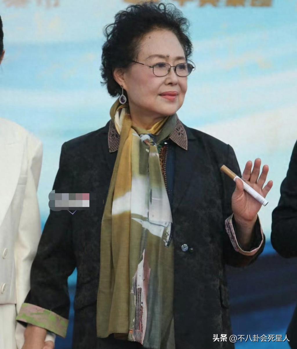 电影节生图大赏：闫妮僵硬不如73岁斯琴高娃，全场最佳的是她