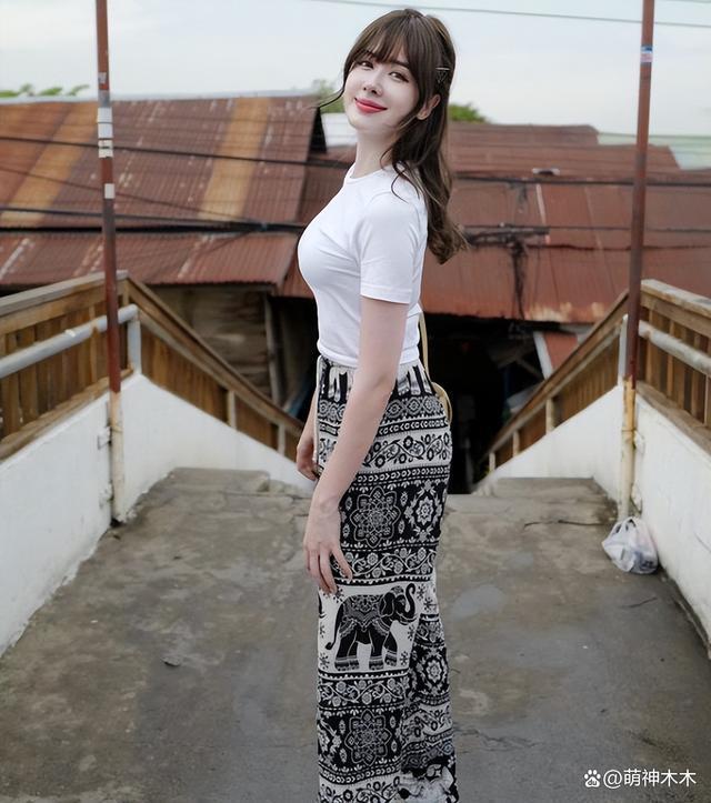 Lisa晒疯马秀内场照引热议，泰国好友力挺，韩娱无人现身