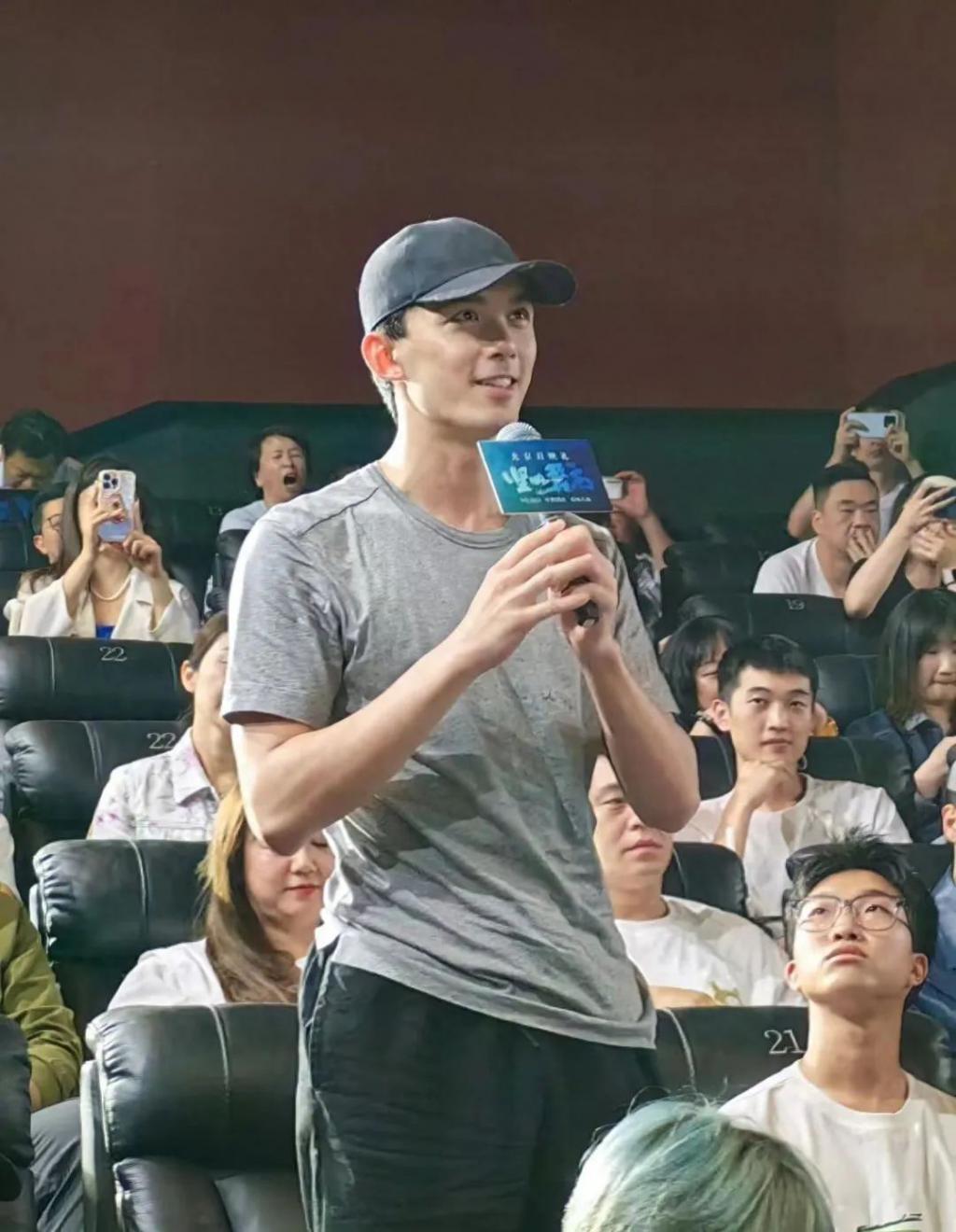 张鲁一被曝失联半月首现身！消瘦变纸片人，与张艺兴热聊