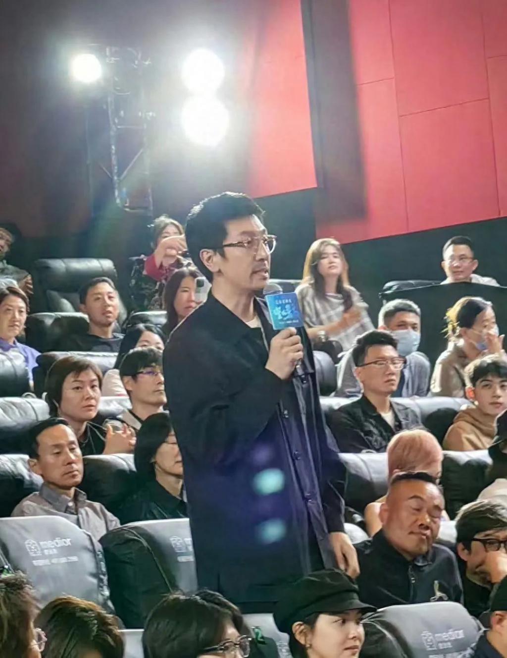 张鲁一被曝失联半月首现身！消瘦变纸片人，与张艺兴热聊