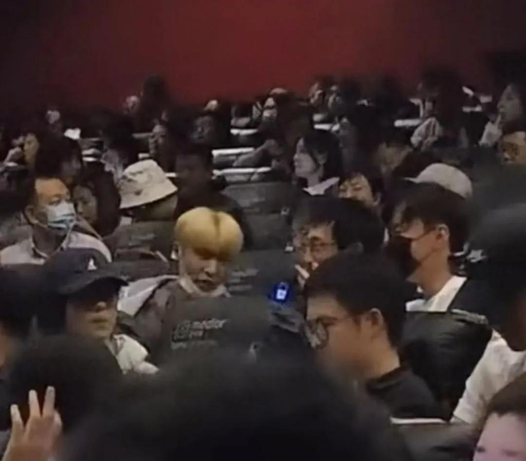 张鲁一被曝失联半月首现身！消瘦变纸片人，与张艺兴热聊