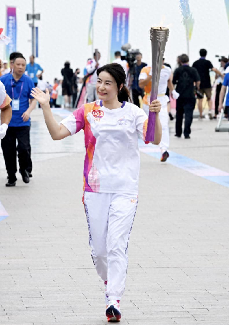 霍启刚被萌娃夸女朋友很厉害，慌张解释：说清楚不是女朋友是太太
