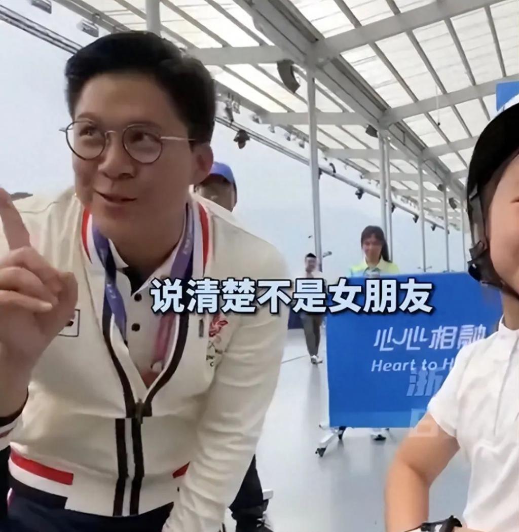 霍启刚被萌娃夸女朋友很厉害，慌张解释：说清楚不是女朋友是太太
