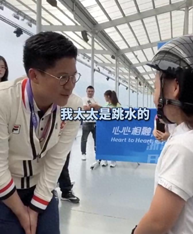 霍启刚被萌娃夸女朋友很厉害，慌张解释：说清楚不是女朋友是太太