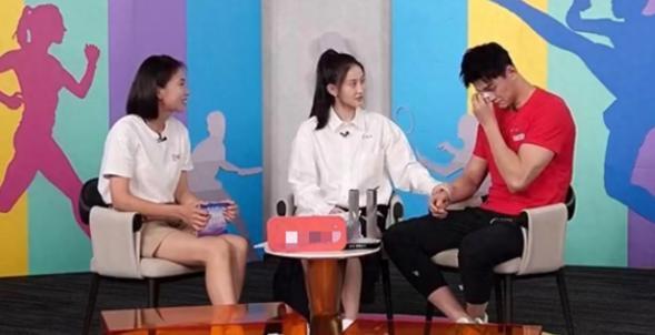 孙杨泪洒直播间，渴望进赛场却无奈，老婆在一旁超心疼