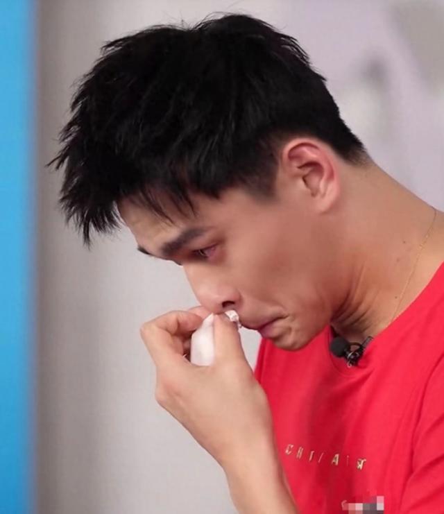 孙杨泪洒直播间，渴望进赛场却无奈，老婆在一旁超心疼