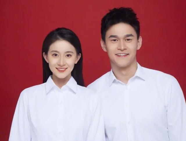孙杨泪洒直播间，渴望进赛场却无奈，老婆在一旁超心疼