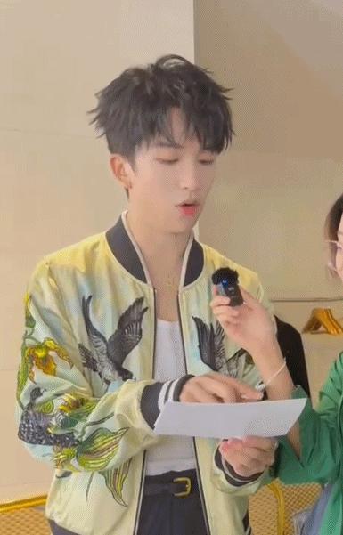 红毯背后，比台前更有戏