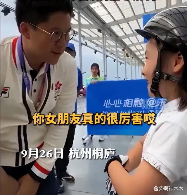 萌娃赞郭晶晶“太厉害”，让霍启刚一脸惊慌，暴露家庭地位