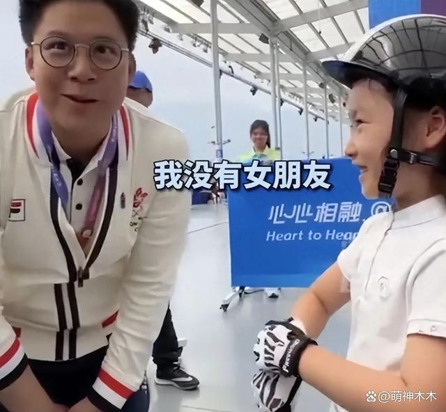 萌娃赞郭晶晶“太厉害”，让霍启刚一脸惊慌，暴露家庭地位