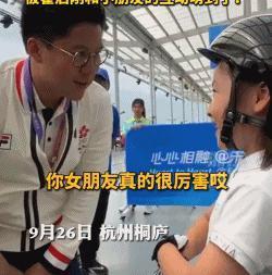 萌娃赞郭晶晶“太厉害”，让霍启刚一脸惊慌，暴露家庭地位