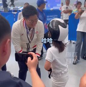 萌娃赞郭晶晶“太厉害”，让霍启刚一脸惊慌，暴露家庭地位