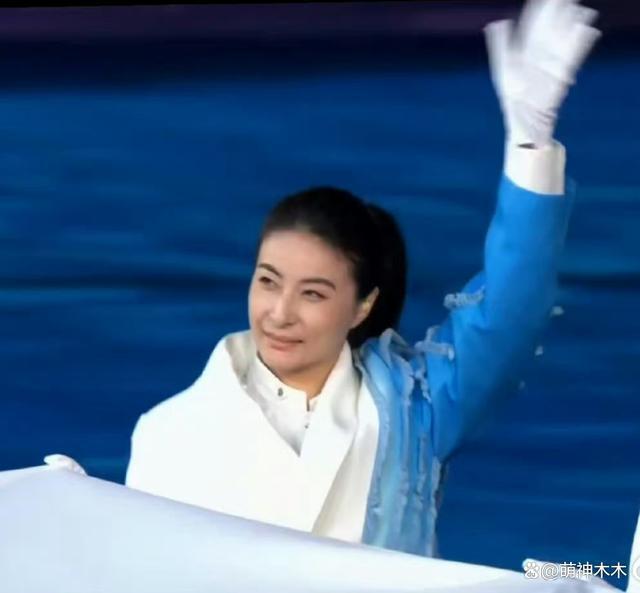 萌娃赞郭晶晶“太厉害”，让霍启刚一脸惊慌，暴露家庭地位