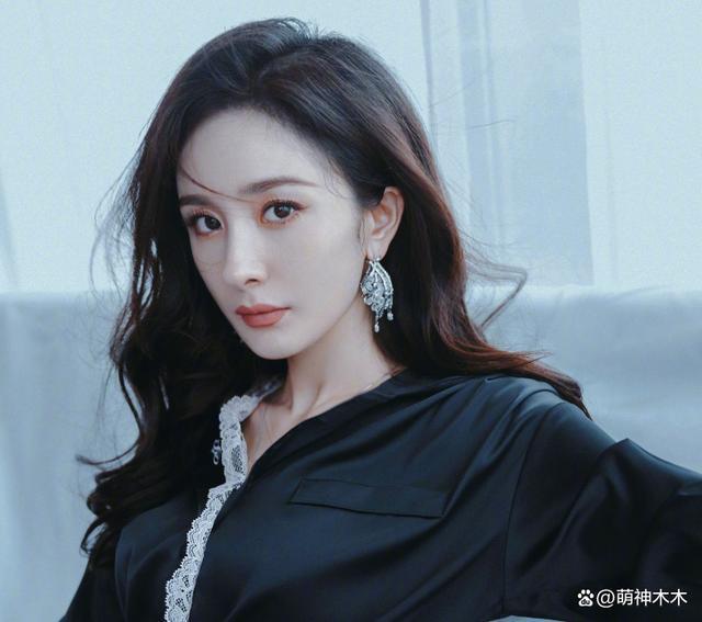 37岁杨幂穿衣风格大变，频繁蹭新中式热度，被嘲没气质仪态差