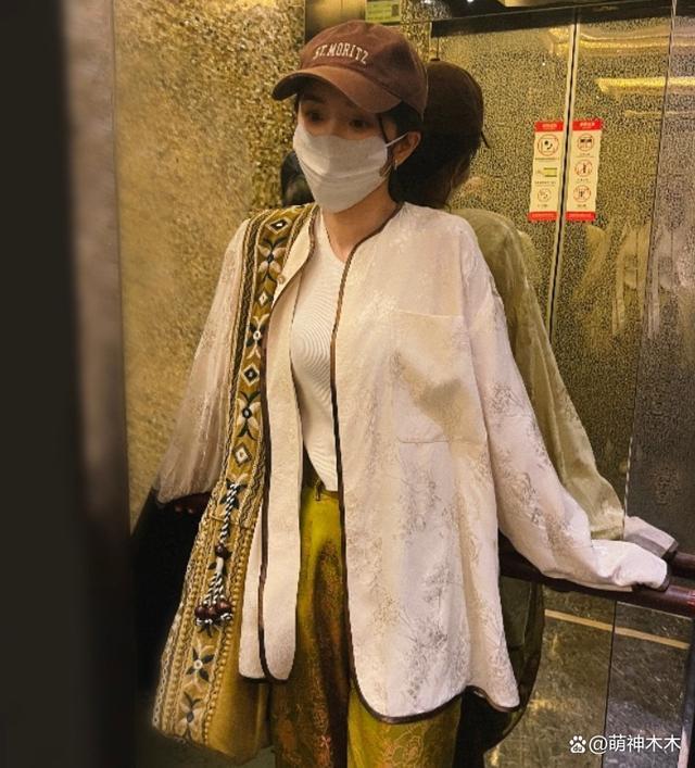 37岁杨幂穿衣风格大变，频繁蹭新中式热度，被嘲没气质仪态差