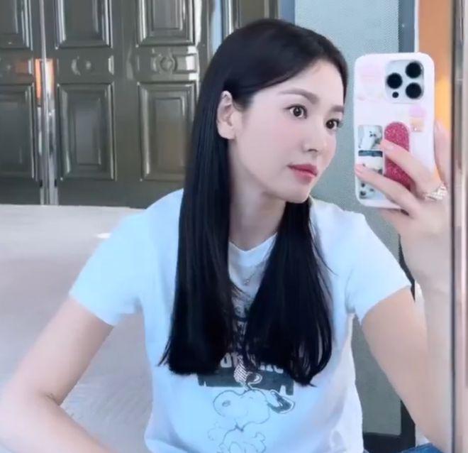宋慧乔晒怼脸自拍视频：白衣牛仔裤好休闲，长发飘飘笑容甜美！