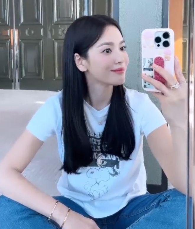 宋慧乔晒怼脸自拍视频：白衣牛仔裤好休闲，长发飘飘笑容甜美！
