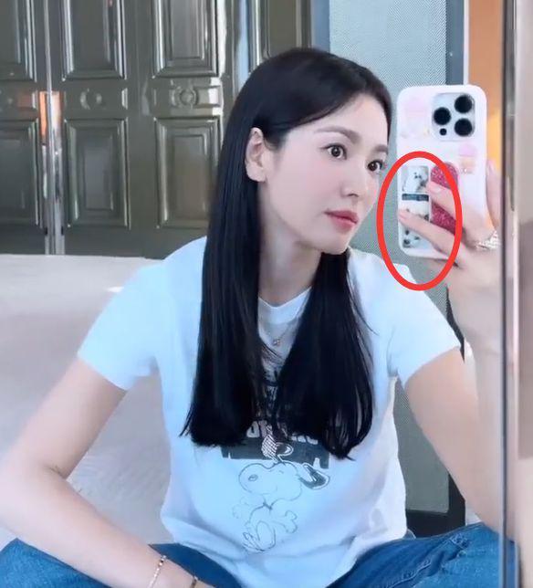 宋慧乔晒怼脸自拍视频：白衣牛仔裤好休闲，长发飘飘笑容甜美！