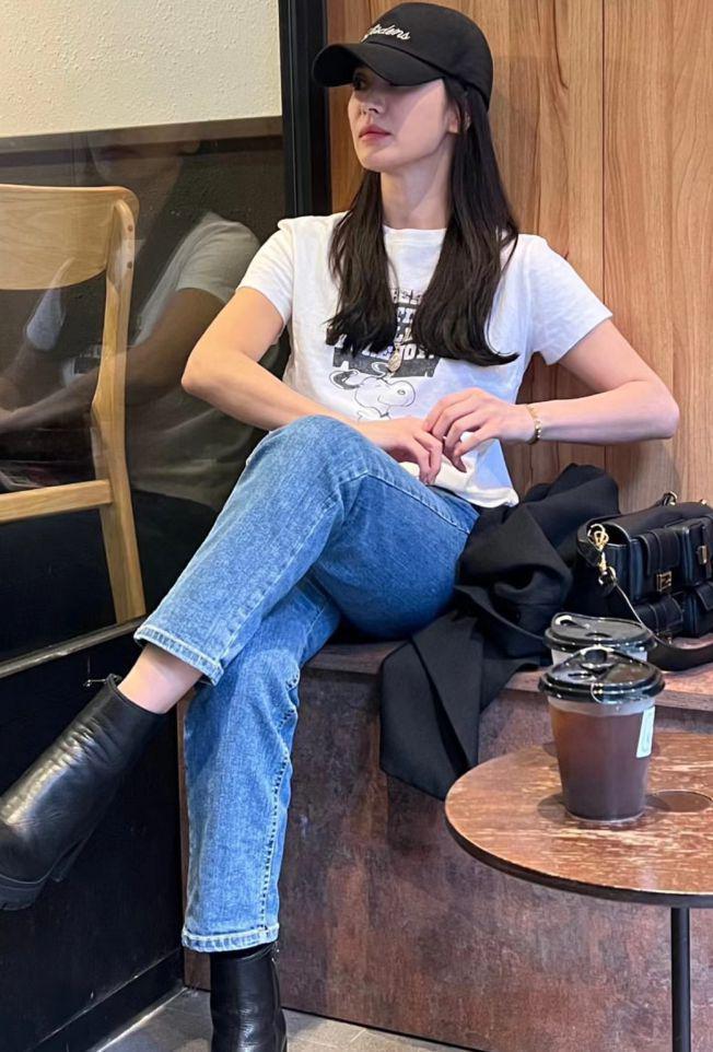 宋慧乔晒怼脸自拍视频：白衣牛仔裤好休闲，长发飘飘笑容甜美！