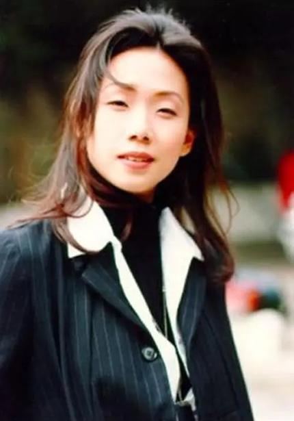 “名怪、人丑、歌好听。”