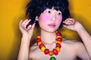 “名怪、人丑、歌好听。”