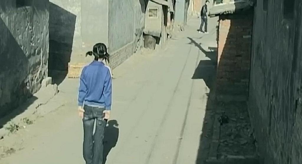 “名怪、人丑、歌好听。”