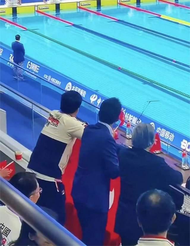 霍震霆父子3人现身游泳馆看比赛，网友调侃为霍启山挑媳妇