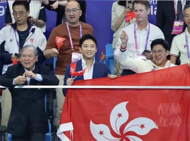 霍震霆父子3人现身游泳馆看比赛，网友调侃为霍启山挑媳妇