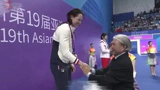 霍震霆父子3人现身游泳馆看比赛，网友调侃为霍启山挑媳妇