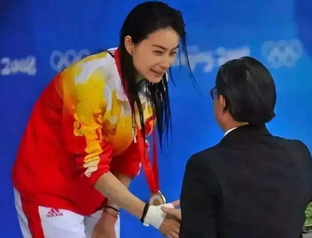 霍震霆父子3人现身游泳馆看比赛，网友调侃为霍启山挑媳妇