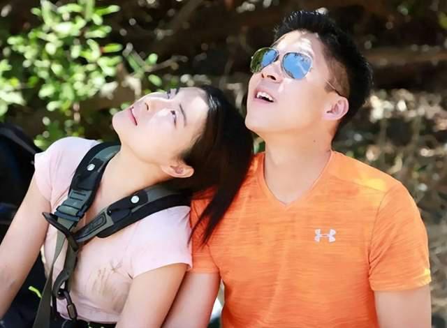 霍震霆父子3人现身游泳馆看比赛，网友调侃为霍启山挑媳妇