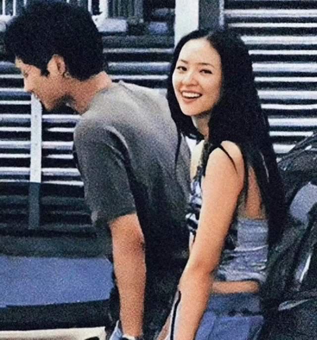 霍震霆父子3人现身游泳馆看比赛，网友调侃为霍启山挑媳妇