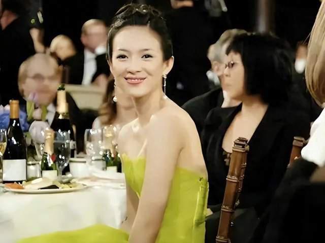 霍震霆父子3人现身游泳馆看比赛，网友调侃为霍启山挑媳妇