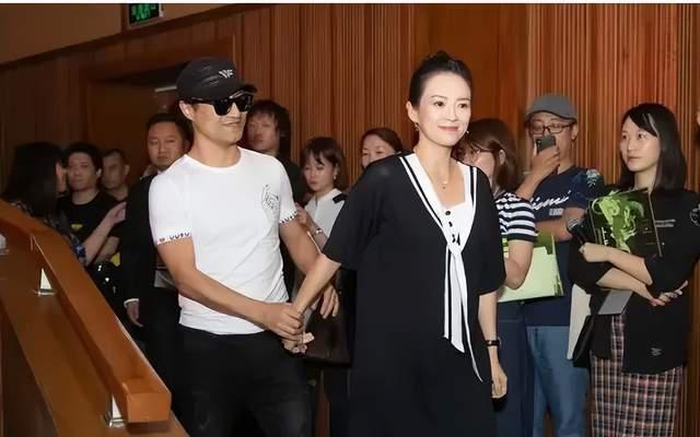 霍震霆父子3人现身游泳馆看比赛，网友调侃为霍启山挑媳妇