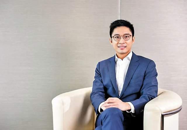 霍震霆父子3人现身游泳馆看比赛，网友调侃为霍启山挑媳妇