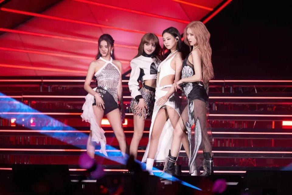 Lisa疯马秀首演够疯，LVMH老板和三公子都去了
