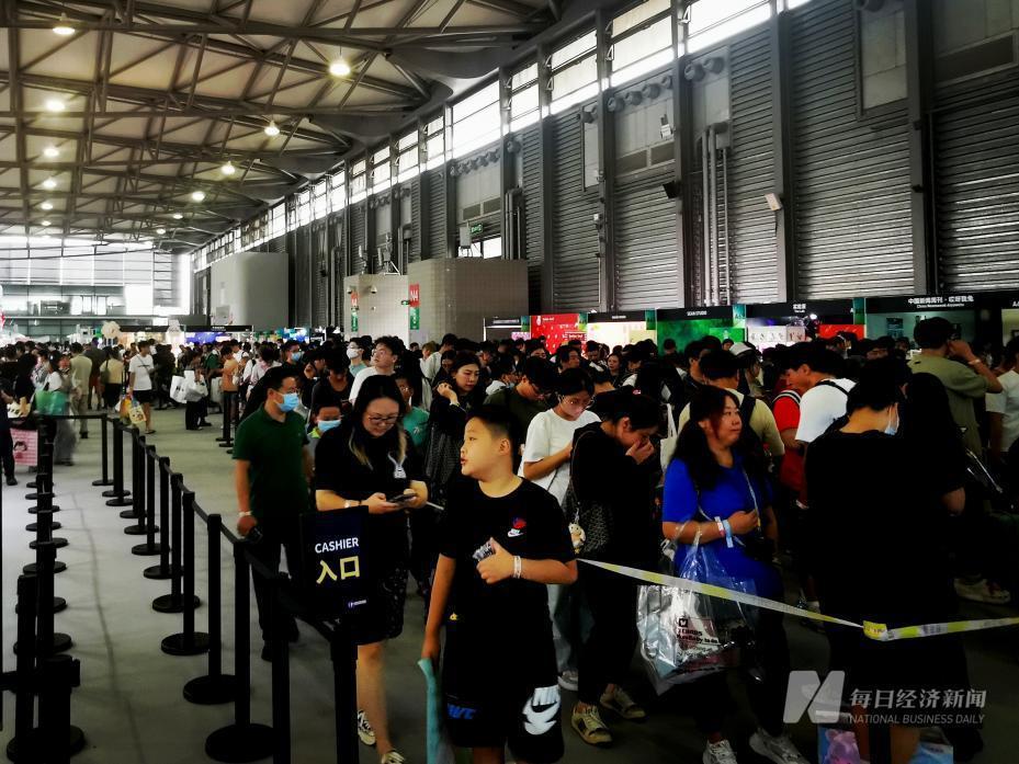 凌晨4点排长队，豪掷万元买心头好……潮玩何以迷住年轻人？